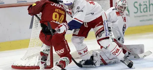 Intensive Szene vor dem Lakers-Tor: Patrick Petrini setzt sich im Slot gegen Igor Jelovac durch, während Ivars Punnenovs eingriffsbereit bleibt.
